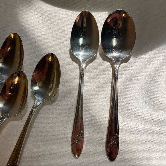 12 spoons Oneida Tudor Plate QUEEN BESS II Vintage 1946 Silver Plate - Picture 13 of 15